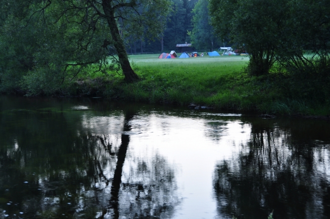 Kemp na druhé straně řeky je větší a také známější.
