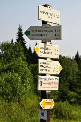Rozcestník na Kunžvartském sedle.
