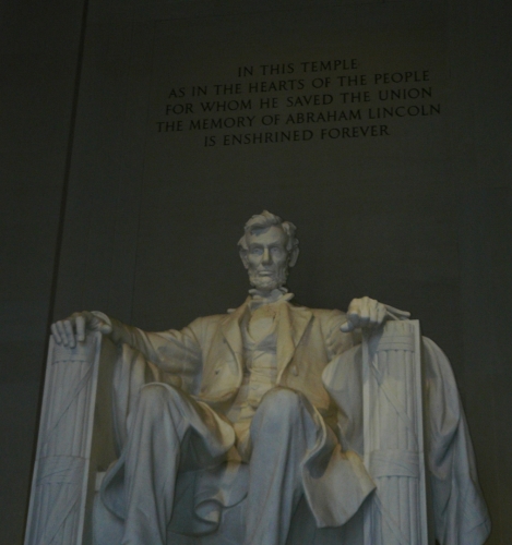 Lincoln uvnitř svého památníku
