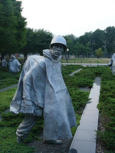 Proč se tu mám plížit korejskou džunglí a nesedím doma? :/ (Jedna ze soch u památníku korejské války)