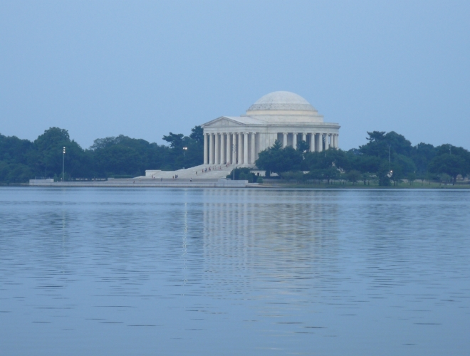 Jeffersonův pomník přes jezero spojené s řekou Potomac
