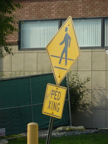 PED XING, neboli pedestrian crossing značí přechod. Viděl jsem ještě BIKE XING (cyklistický přechod) a dokonce DEER XING (jelení přechod) :-) Aneb ať žijí americké zkratky!