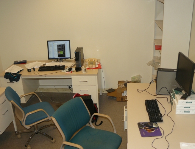 Česká kancelář, můj stůl je ten vlevo. Počítač byl slušně rychlý, na jedné stěně visela bílá tabule.