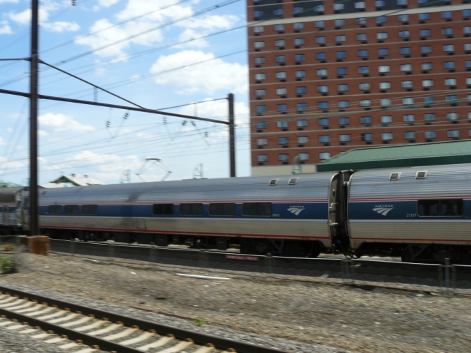 Kolem nás profrčel rychlík z New Yorku, v New Brunswicku nestaví, ani nepřibrzdí. Patří velkému dopravci Amtrack.