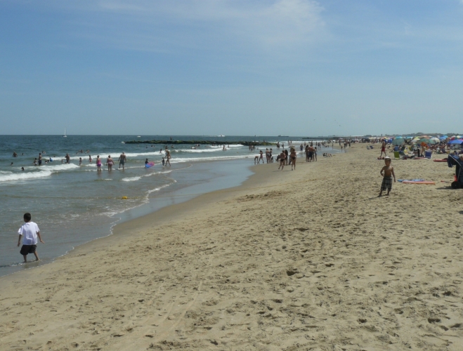 Na pláži v Bradley Beach je spousta lidí, ale místo jsme tam našli snadno.