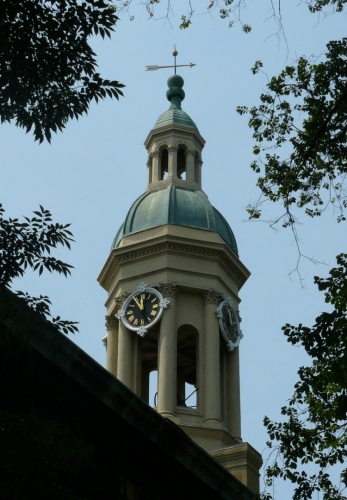 Věžička Nassau Hall, na níž se dříve dle tradice každý rok lezlo (asi prváci to dělali), dokud se někdo nezranil.