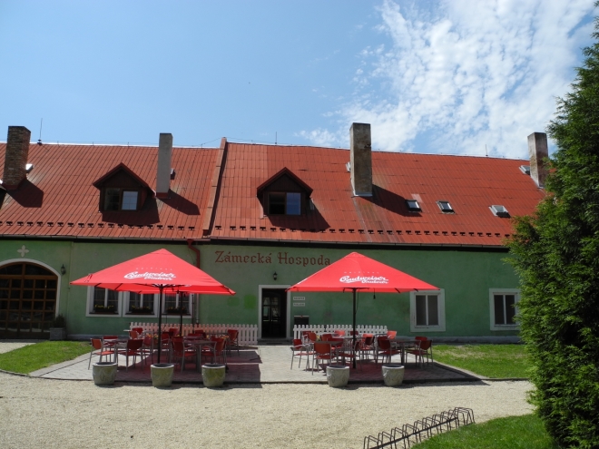 Lovecký zámeček Jemčina byl budován od roku 1747 za Vojtěcha Prokopa Černína v blízkosti hřebčince. Na zámku byla postavena i 19 metrů vysoká kaple sv. Jana Nepomuckého, která pro svou freskovou výzdobu představuje nejcennější část zámku. V roce 1950 získala zámeček Československá armáda, která do něj umístila raketovou základnu. 