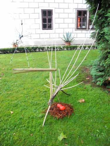 V zámku.