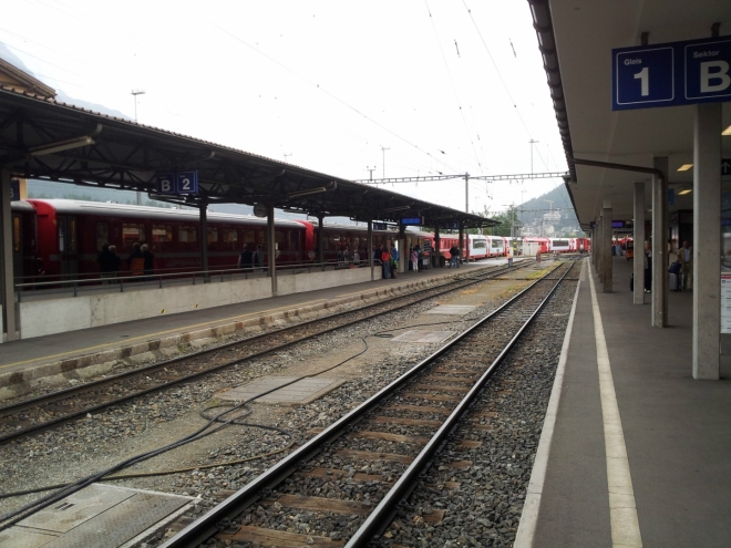 Nádraží ve Svatém Mořici. Ve Švýcarsku, narozdíl od České Republiky, jezdí vlaky ve většině případů na vteřinku přesně.