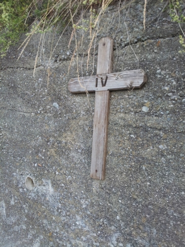 Večer jsme se vydali po křížové cestě v Semogu. Na fotografii je vidět 4. kříž na cestě.