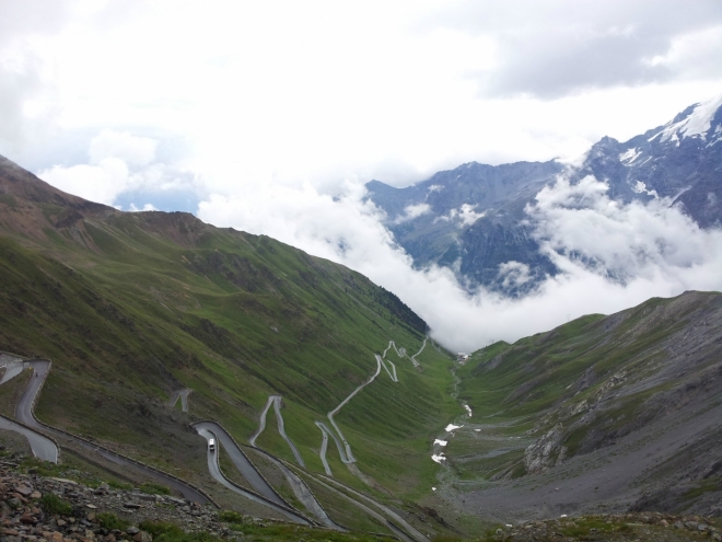 Silnice vedoucí z průsmyku Passo dello Stelvio na druhou stranu, než ze které jsme přijeli my