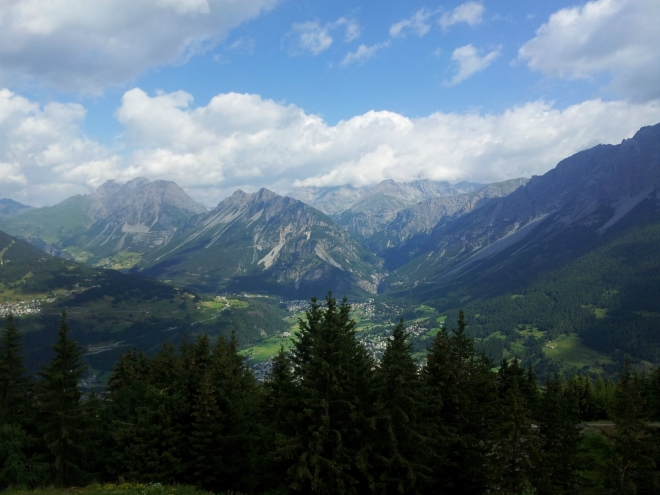 Pohled dolů na Bormio z Bormia 2000