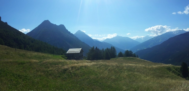 Pohled na hory směrem k Bormiu. Na dvojvrchol nacházející se v levé části fotografie jsme tento den mířili.