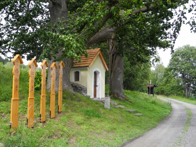 Obnovená kaple v Zadních Paštích a umrlčí prkna.