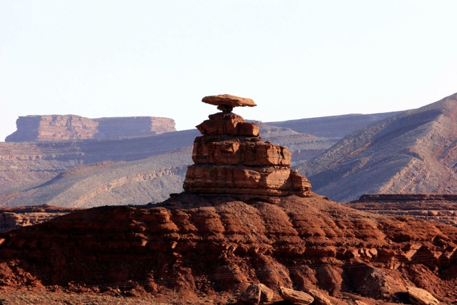 Utah, Mexican Hat - balvan o průměru 18 metrů, posazený na špičatém návrší, 22 km od Monument Valley