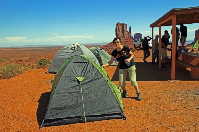 Utah, Monument Valley - moje manželka a náš stan