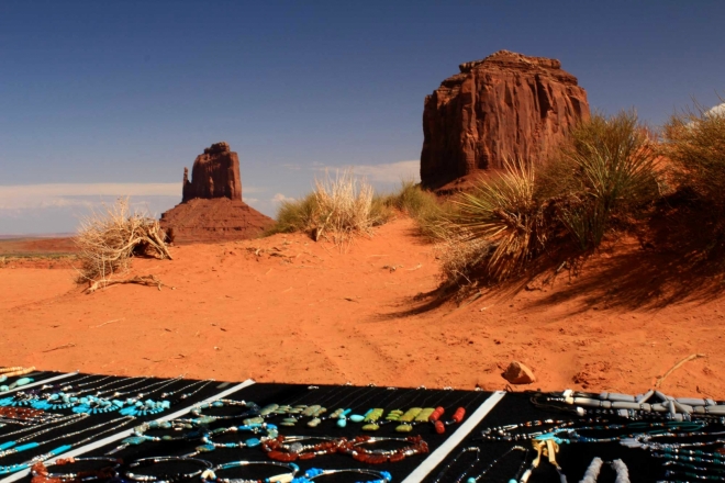 Utah, Monument Valley - od stánků není daleko k těmto divům přírody