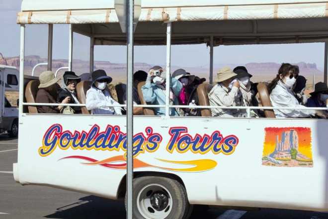 Utah, Monument Valley - vyhlídkový bus s japonskými turisty