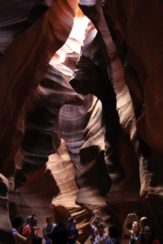 Arizona, Antelope Canyon - jak je vidno, hustota návštěvníků je poměrně značná. Pokud je člověk nechce mít na snímku, je nutné mířit nahoru. Ale na straně druhé z této perspektivy jsou docela zajímavé záběry.