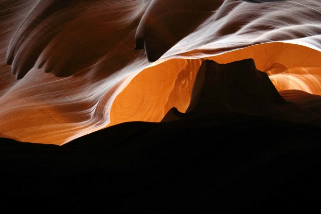 Arizona, Antelope Canyon - silueta, připomínající Monument Valley