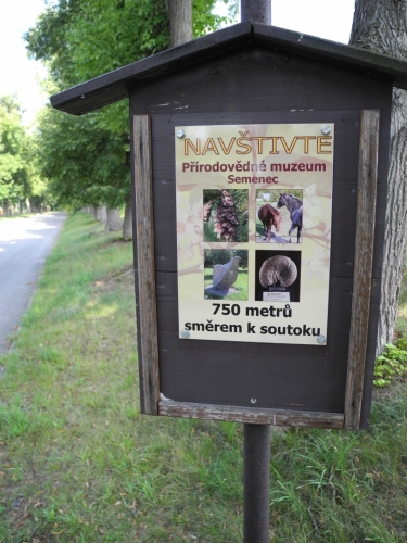 Poutač přírodovědného muzea, otevírací doba je v sobotu a v neděli od 13 do 17 hodin. Jindy po domluvě.