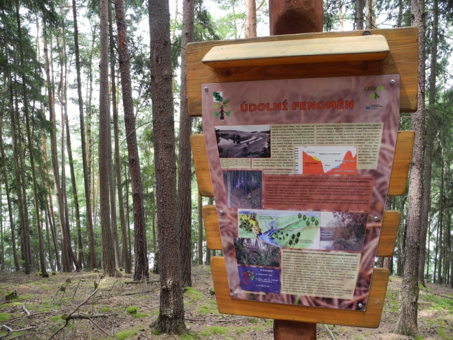 Původně jsme se v řece chtěli vykoupat, ale po bouřkách je hnědá a k podobným hrátkám rozhodně neláká. I nás nakonec blížící se bouře zahání do aut. Krupobití naštěstí přešlo nedaleko.