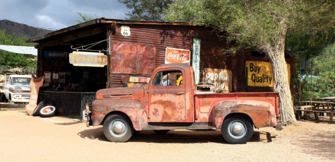 Arizona, US Route 66 - stará pumpa v Hackberry, něco mezi vrakovištěm a muzeem