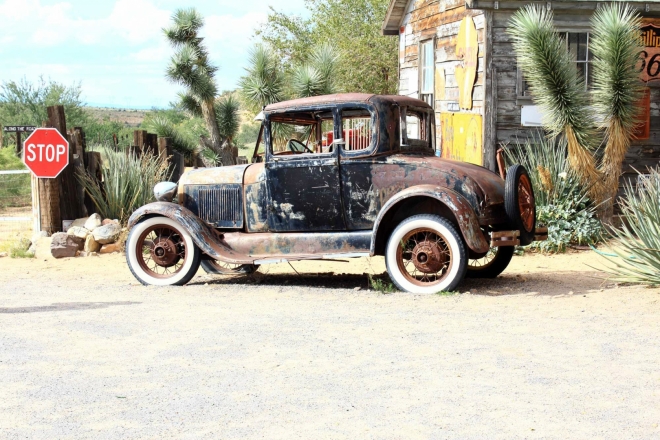 Arizona, US Route 66 - stará pumpa v Hackberry, něco mezi vrakovištěm a muzeem