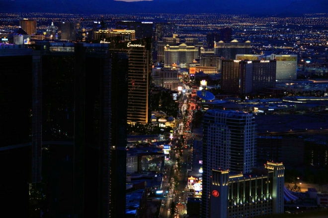 Nevada, Las Vegas - večerní pohled ze Stratosphere Tower