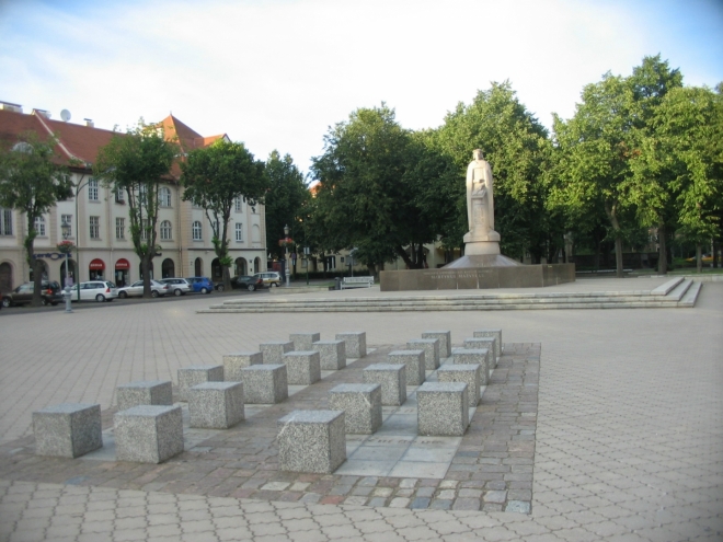 Památník Martynase Mažvydase, autora první tištěné knihy v litevštině. Jestli k němu patří i kameny v popředí a co vůbec symbolizují, se mi nepovedlo zjistit.