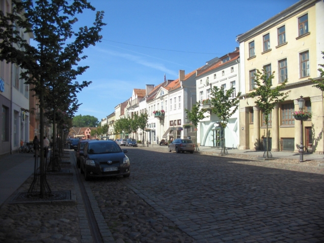 Centrum Klaipėdy je tvořeno hustější pravidelnou sítí ulic, nejdůležitější je právě tato (Turgaus neboli Tržní). V infocentru získáváme mapu města, už bylo na čase.