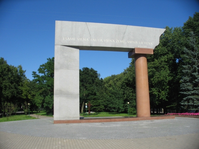 „Esame viena tauta, viena žemė, viena Lietuva“, „Jsme jeden národ, jedna země, jedna Litva.“ Nedávno postavený památník sjednocení Litvy, největší žulový monument v zemi, odkazuje k tzv. Tilsitskému aktu z roku 1918 žádajícímu sjednocení Malé a Velké Litvy do jednoho státu (Malá Litva byl název regionu ve Východním Prusku obývaného pruskými Litevci). Většina území tehdy sice zůstala Německu, ale právě malá severní část s městem Klaipėda byla podle Versailleské smlouvy vyčleněna jako mandátní území Společnosti národů dočasně spravované Francií a v roce 1923 obsazena litevskými vojsky. Připojení tohoto nevelkého území pozvedlo tehdejší ekonomiku Litvy asi o 40 %.