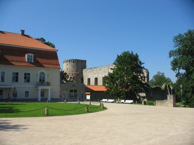 Jako první si jdeme prohlédnout hrad, či spíše jeho zříceninu. Je zde též infocentrum a městské muzeum historie.