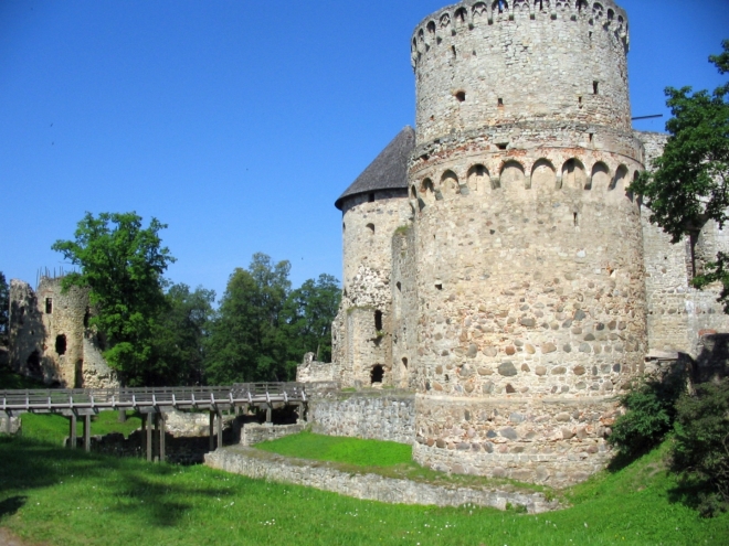 Nejdříve si hrad prohlížíme zvenčí.