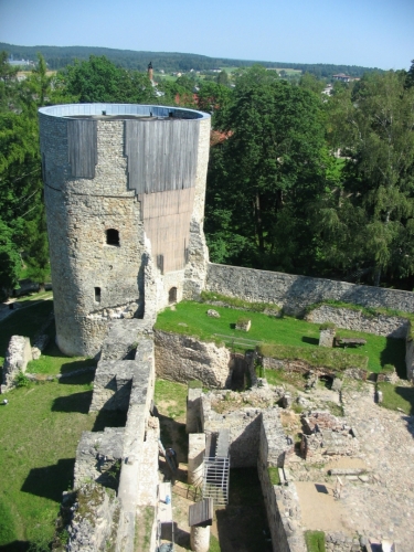 Velká část hradu je zpřístupněna turistům, ať už je to kvalitní podzemní hladomorna nebo různé vyhlídky, jako třeba tato. V jedné z věží potkáváme patrně první Čechy v průběhu celé cesty, usvědčuje je triko s nápisem Radegast.