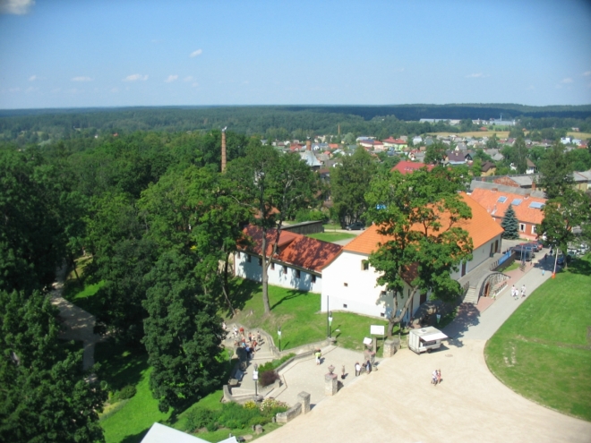 Po levé straně se dá sejít do hradního parku se zajímavými výškovými rozdíly.
