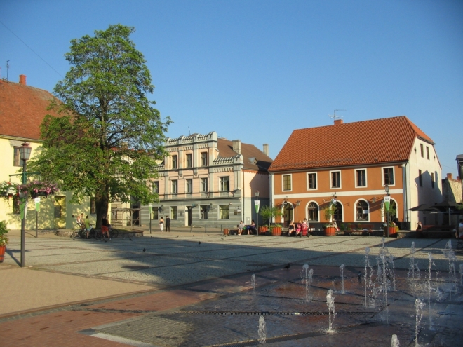 Scházíme dolů na náměstí. Cēsis se nám ve večerním slunci pěkně vybarvuje.