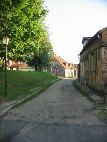 Řada domů ve městě vypadá opuštěně. Lotyšsko posledních dvacet let trápí výrazný pokles populace, za což může vedle odlivu Rusů, Ukrajinců a Bělorusů i stárnutí obyvatelstva a migrace mladých lidí za zahraničními příležitostmi.