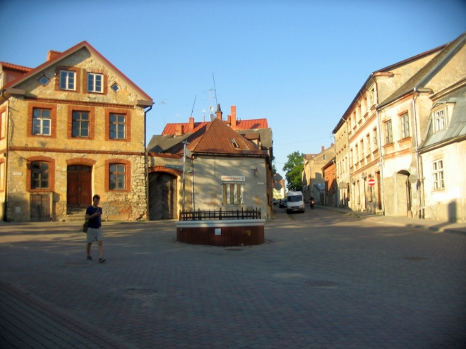 Náměstí Līvu, název si tentokrát přeložit netroufám. Tento nenápadný plácek byl úplně prvním tržním náměstím v Cēsis, kašna stojí na místě první cēsiské studny a ve středověkých hradbách zde bývala městská brána.