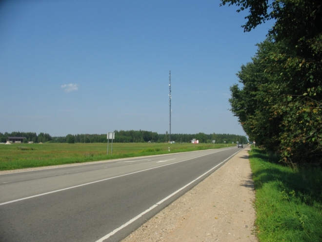 Lotyšská silnice A3, jeden ze tří hlavních tahů spojujících Lotyšsko s Estonskem, je překvapivě prázdná. Končí v hraničním městě Valka, odkud je to do Tartu ještě skoro 90 kilometrů.