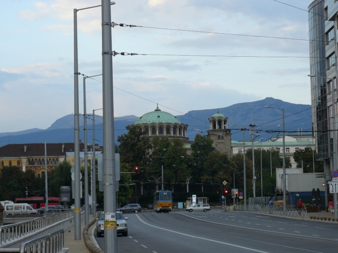 Kostel svaté Neděle a za ním v pozadí pohoří Vitoša dosahující výšky až 2290 m. Chtěl bych nad Prahou podobné :-)
