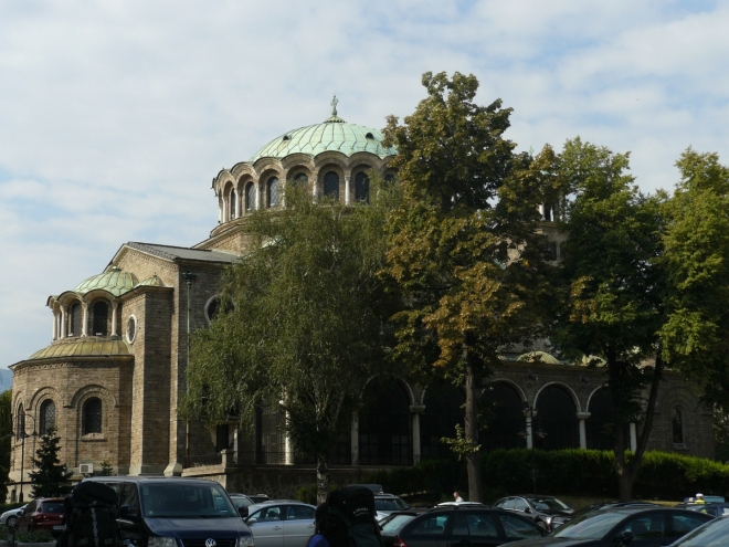 Kostel svaté Neděle se z části skrývá za stromy