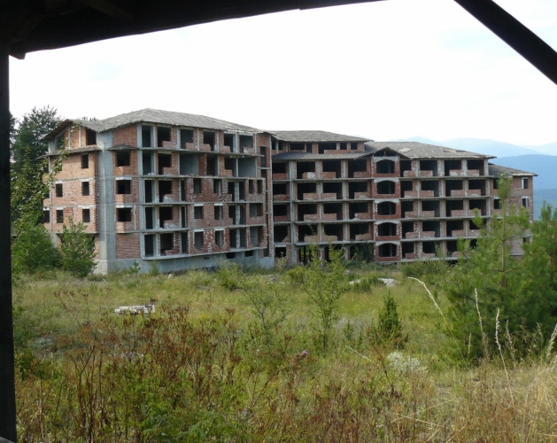 Přímo pod horami se nad Razlogem rozléhá město duchů. Některé hotely vypadají beznadějně nedostavěně. Jsou alespoň ty dostavěné v zimě obsazené?