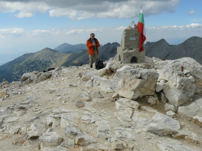 Samotný vrchol je naštěstí docela plochý, žádná špička pyramidy. Turistů se na něj vejde dost a při našem příchodu jich tam bylo jen několik. Na fotce je vidět další torzo něčeho, co mohlo být křížem.