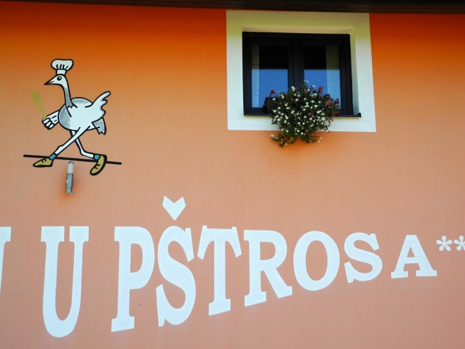 Musím uznat, že jsem se dobře najedl, dobře napil, trochu odpočinul a že to stálo za to. Snad na tu rozhlednu přece jenom vylezu. 