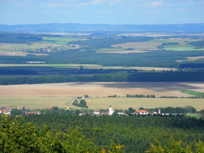 Albrechtice nad Vltavou jsou ještě blíž a tak si je v hezkém světle hned fotím.