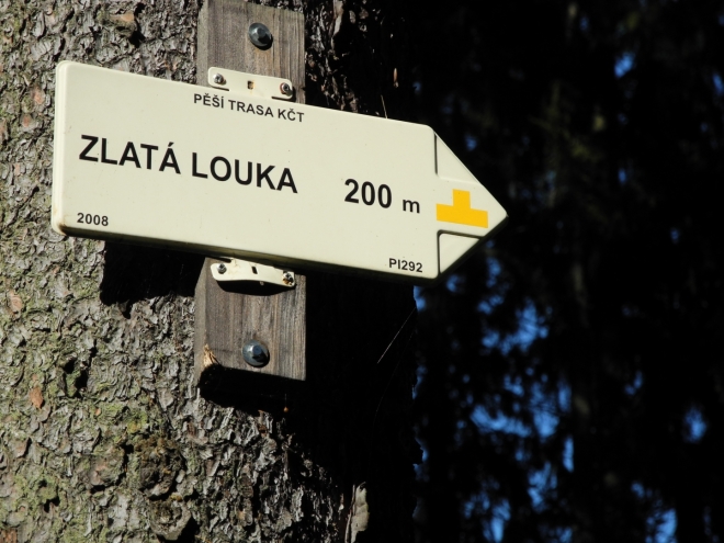 Nezastaví se ani u Zlaté louky, kde se těžilo dříve stříbro. Proč se tedy nejmenuje Stříbrná, nevím.