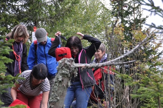 Překvapení na vrcholu. Přímo u tyče Lena z obrovského batohu vyndavá šest skleniček k přípitku. Oslava narozenin jak má být...
