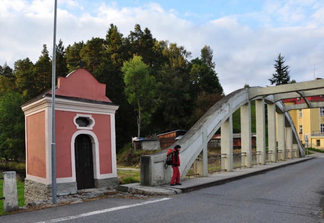 Most přes Teplou Vltavu a malá kaplička.