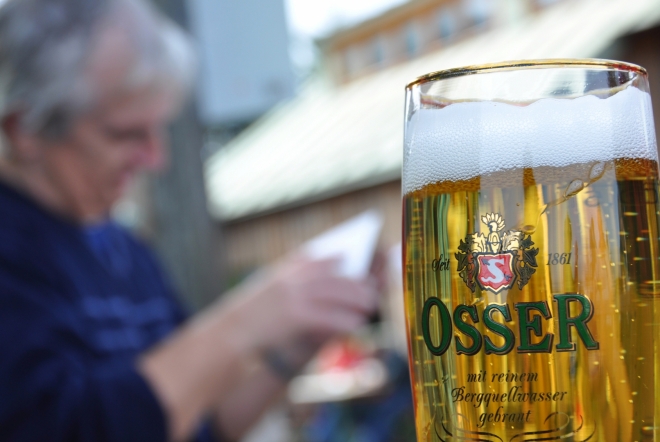 Hned po něm slézáme skalku a ochutnáváme poněkud slabé pivo Osser. Nebo se tak jmenuje jenom ta sklenice? Zajímavé je, že jsme si automaticky ke stolům sedli na českou stranu hranice.